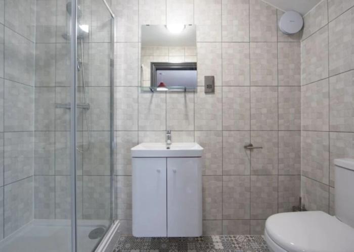 Immaculate 5-bed House in the City Centre Ashford