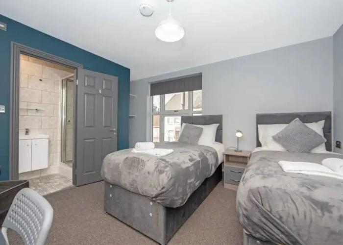 Immaculate 5-bed House in the City Centre Ashford