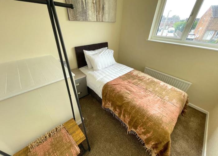6 Person Spacious Home with Garden