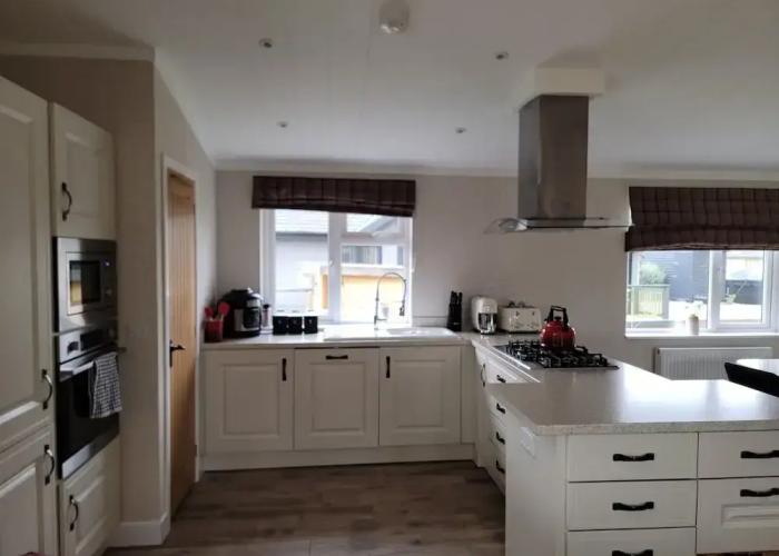Luxury 2-bed Lodge in Routh, Sleeps 4 With Hot Tub