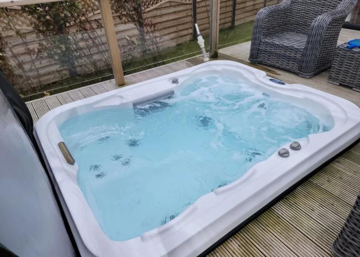 Luxury 2-bed Lodge in Routh, Sleeps 4 With Hot Tub