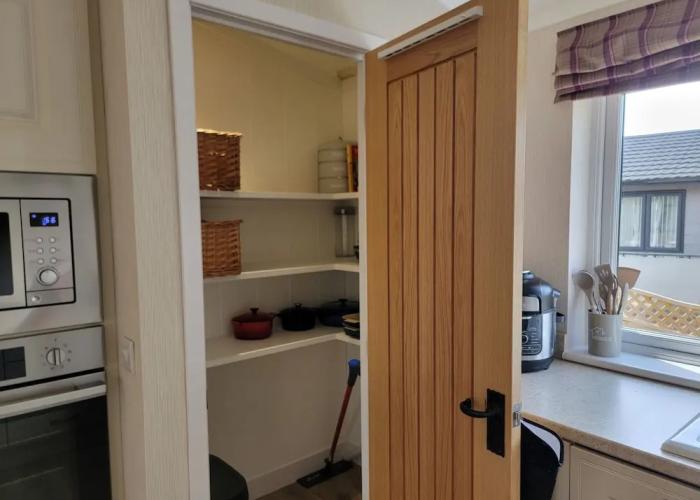 Luxury 2-bed Lodge in Routh, Sleeps 4 With Hot Tub