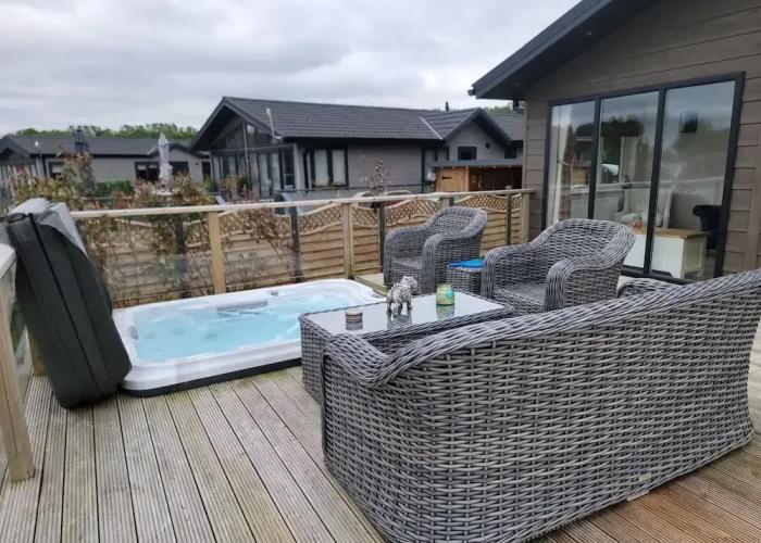 Luxury 2-bed Lodge in Routh, Sleeps 4 With Hot Tub