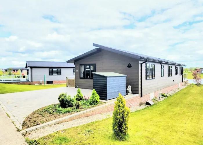 Luxury 2-bed Lodge in Routh, Sleeps 4 With Hot Tub