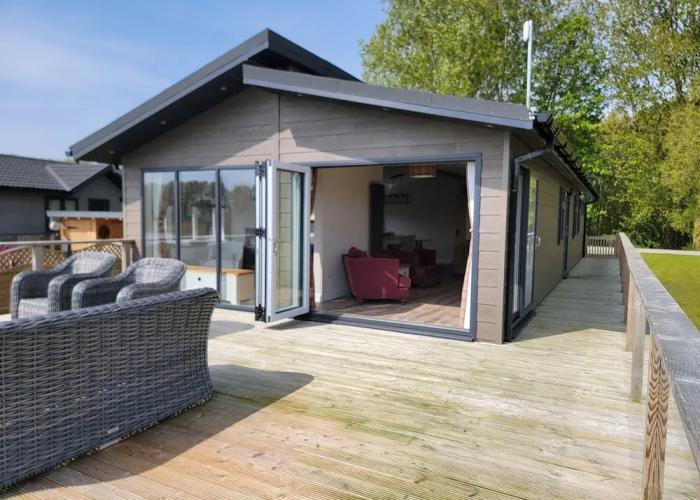 Luxury 2-bed Lodge in Routh, Sleeps 4 With Hot Tub