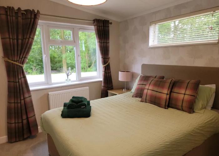 Luxury 2-bed Lodge in Routh, Sleeps 4 With Hot Tub