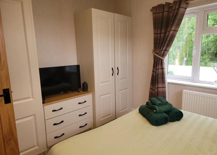 Luxury 2-bed Lodge in Routh, Sleeps 4 With Hot Tub