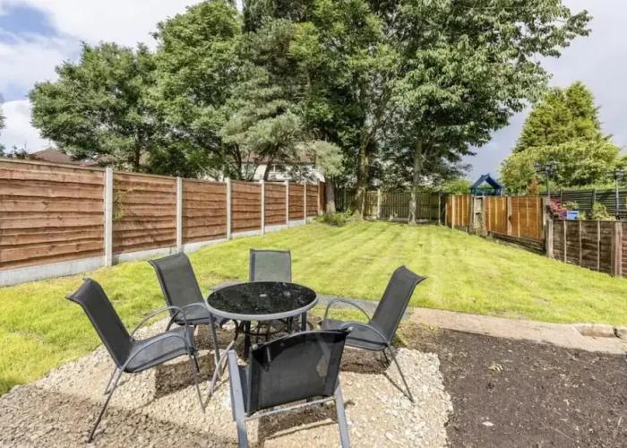 Come & Unwind in Charming 5 Bed House in Blackburn