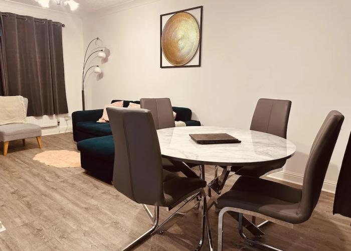 Come & Unwind in Charming 5 Bed House in Blackburn