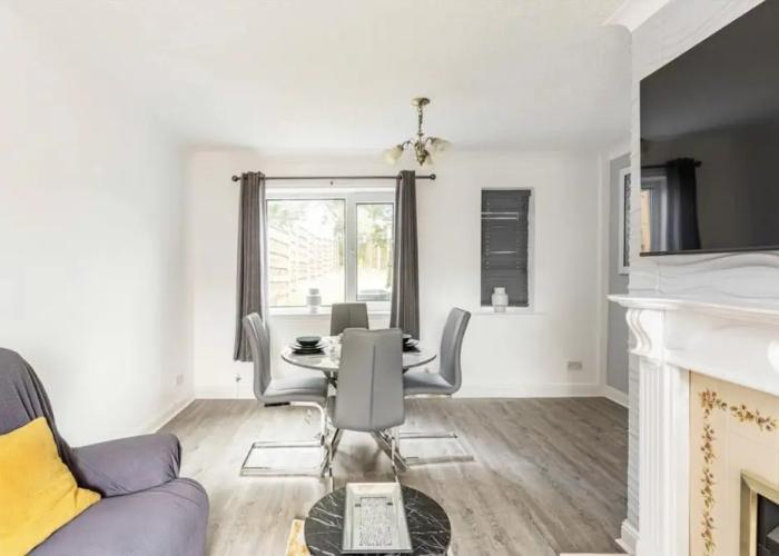 Come & Unwind in Charming 5 Bed House in Blackburn
