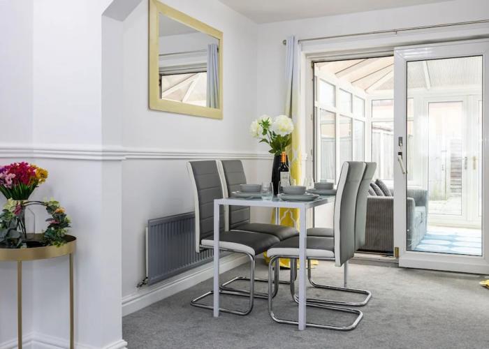 Captivating 3-bed House in Blackburn