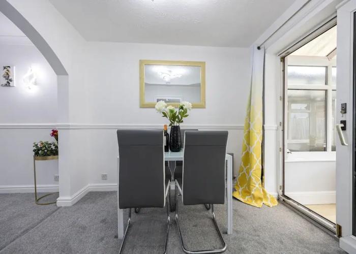 Captivating 3-bed House in Blackburn