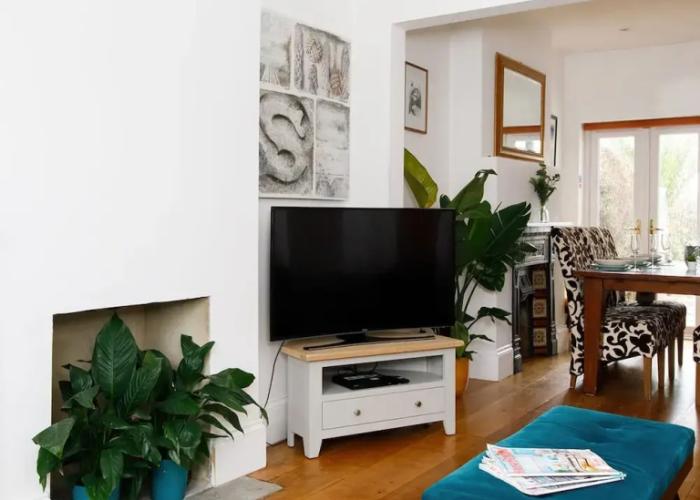 Lovely Seaside Villa Gardens 40 Metres to Beach