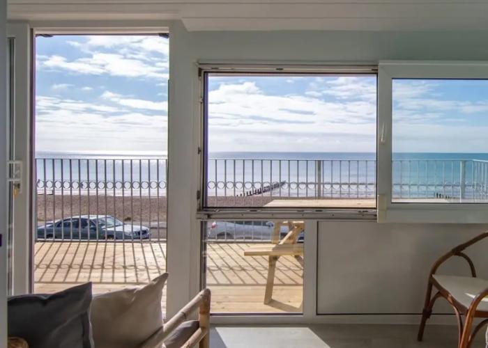 Stunning Beachfront Apt w Balcony Sea Views