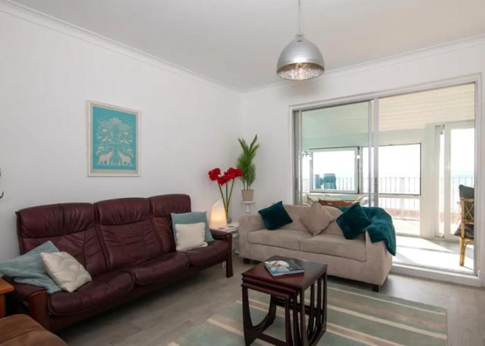 Stunning Beachfront Apt w Balcony Sea Views