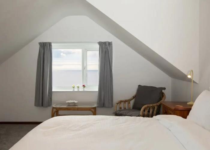 Stunning Beachfront Apt w Balcony Sea Views