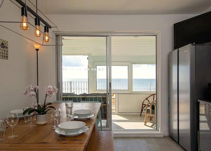 Stunning Beachfront Apt w Balcony Sea Views