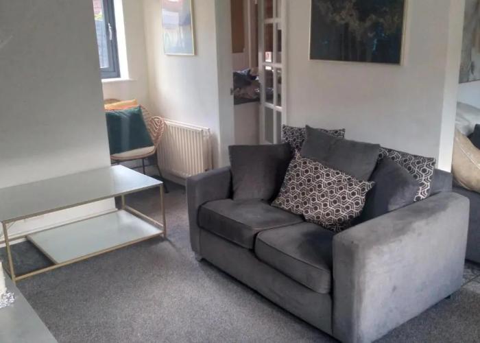 Beautiful 2-bed House in Bolton With Free Parking