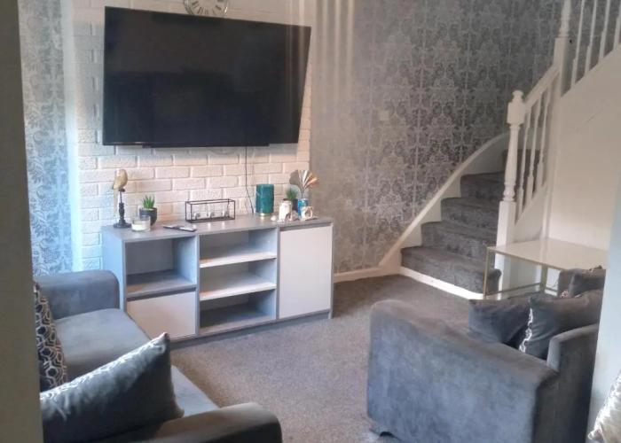 Beautiful 2-bed House in Bolton With Free Parking