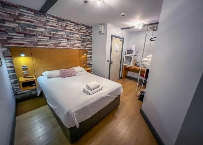 Twenty Hotel & Bar