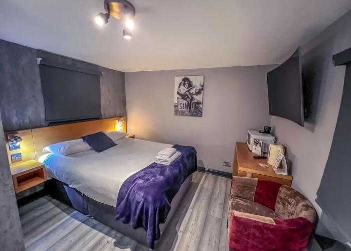Twenty Hotel & Bar