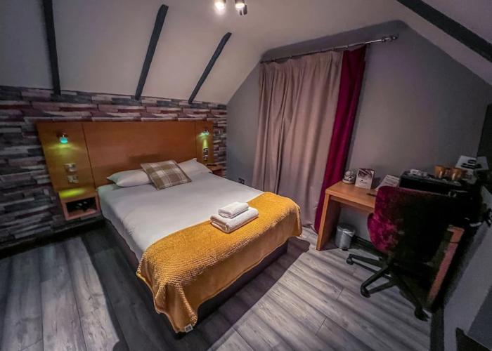 Twenty Hotel & Bar