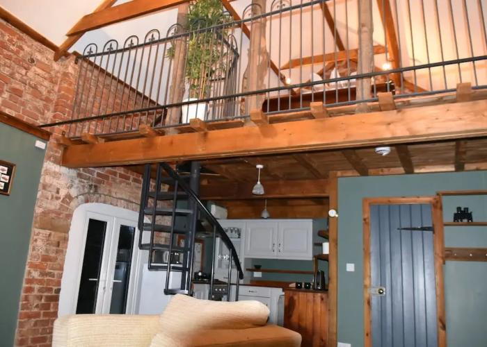 2-bed 18th Century Barn - Sleeps 6 - Pet Friendly