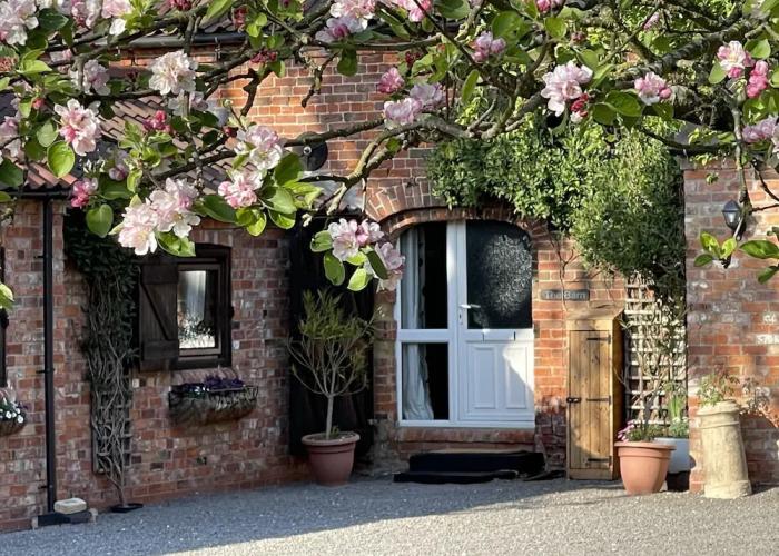 2-bed 18th Century Barn - Sleeps 6 - Pet Friendly