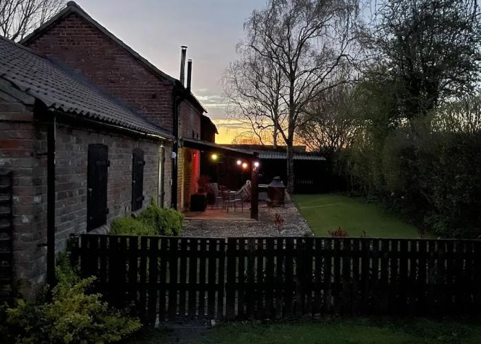 2-bed 18th Century Barn - Sleeps 6 - Pet Friendly