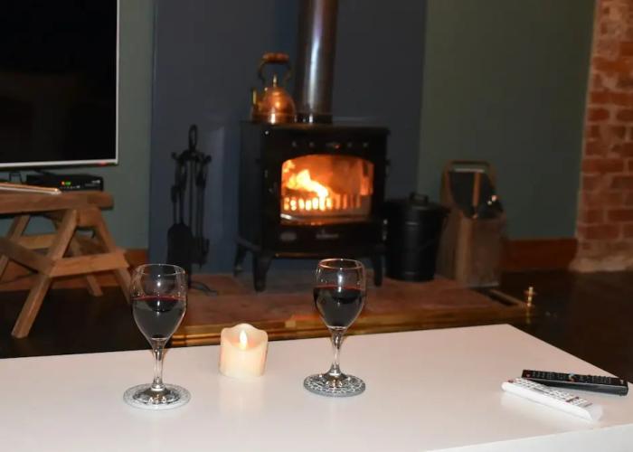 2-bed 18th Century Barn - Sleeps 6 - Pet Friendly