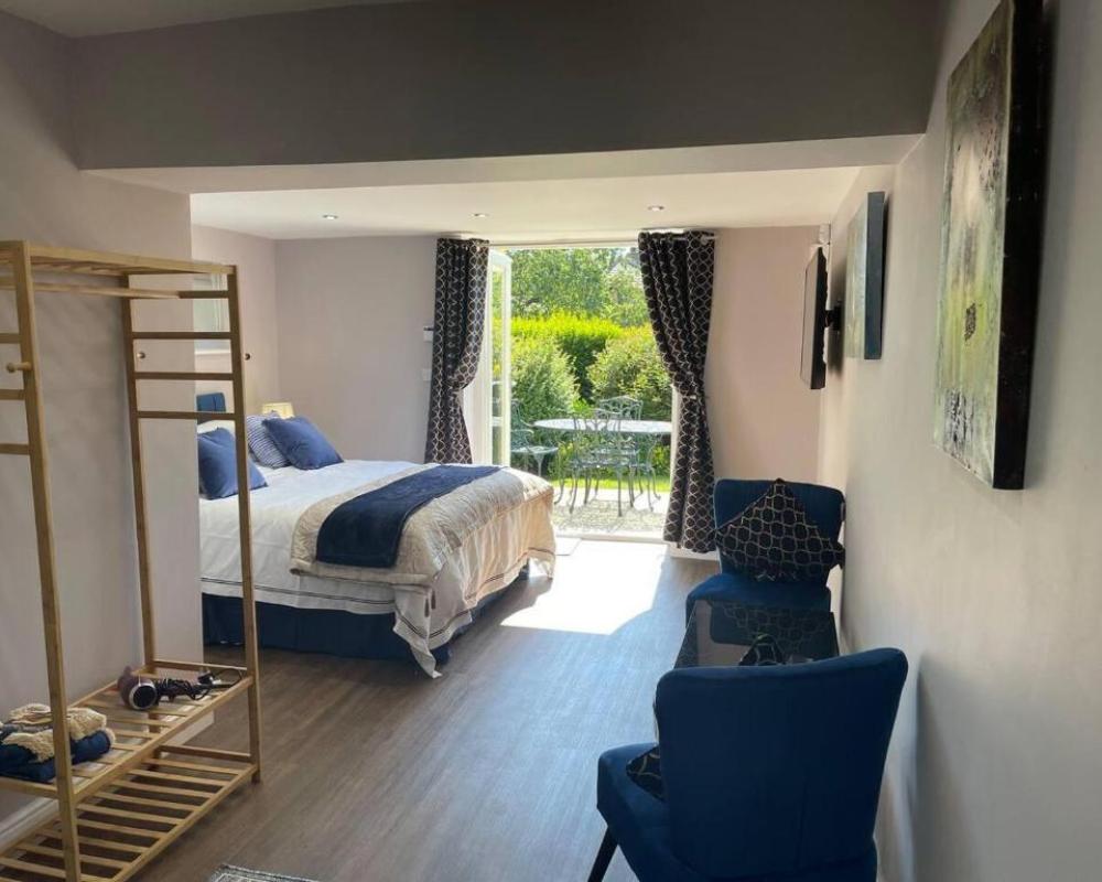 Immaculate 1-bed Studio With Outside Patio