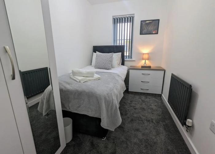 Burnley Entire House 4-bedrooms-sleeps 6-driveway