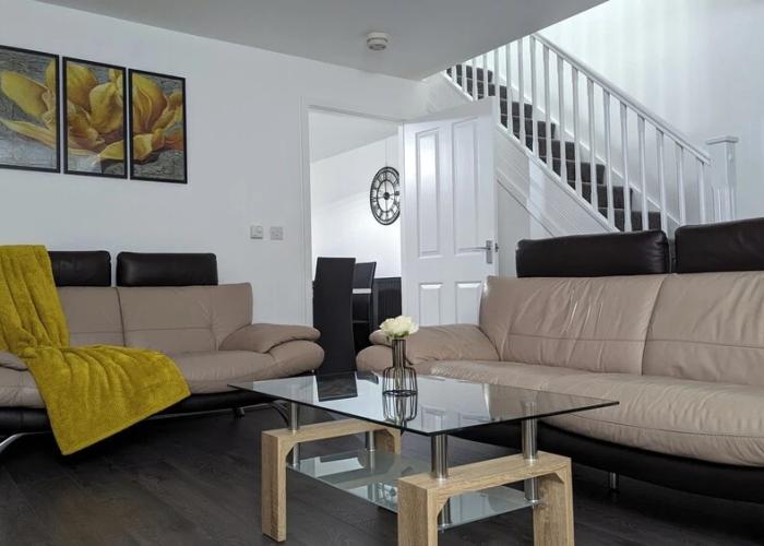 Burnley Entire House 4-bedrooms-sleeps 6-driveway