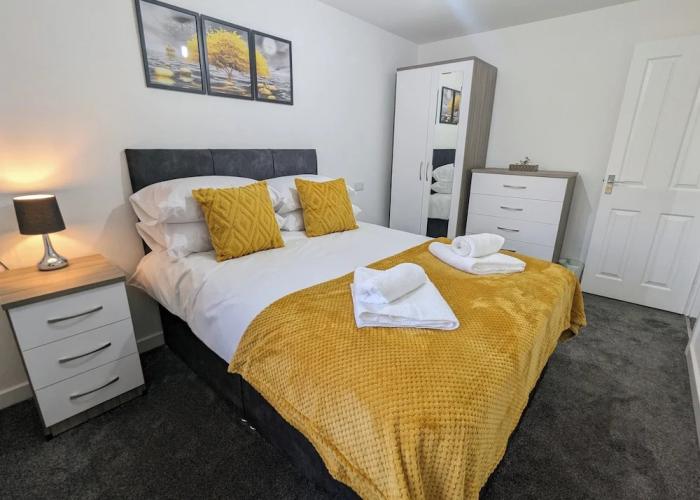 Burnley Entire House 4-bedrooms-sleeps 6-driveway