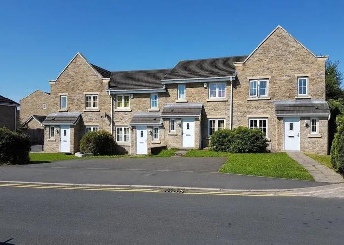 Burnley Entire House 4-bedrooms-sleeps 6-driveway