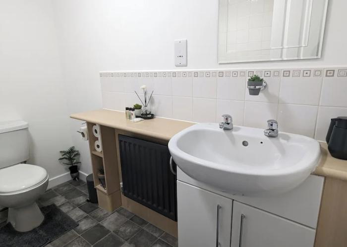 Burnley Entire House 4-bedrooms-sleeps 6-driveway