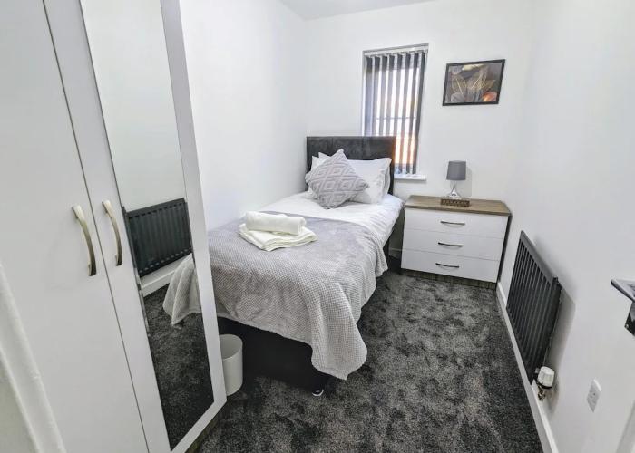 Burnley Entire House 4-bedrooms-sleeps 6-driveway