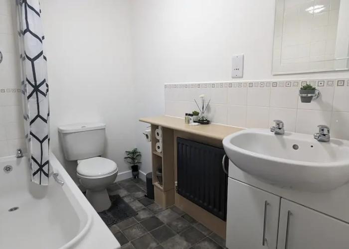 Burnley Entire House 4-bedrooms-sleeps 6-driveway