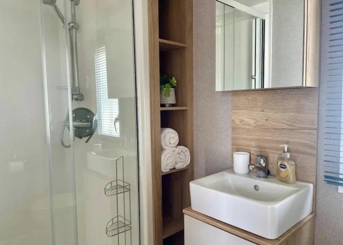 Gorgeous 2 Bed Caravan in South Cerney