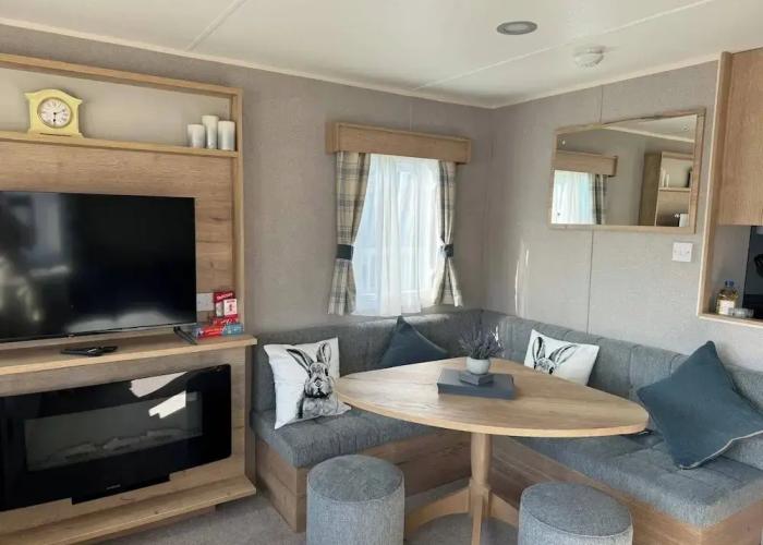 Gorgeous 2 Bed Caravan in South Cerney