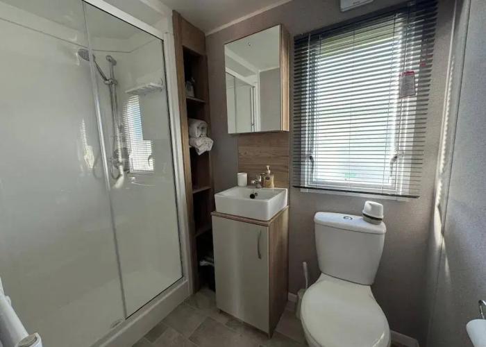 Gorgeous 2 Bed Caravan in South Cerney