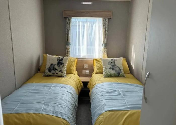 Gorgeous 2 Bed Caravan in South Cerney