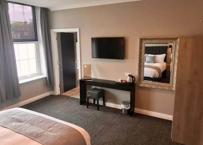 The Raven Hotel - Inn