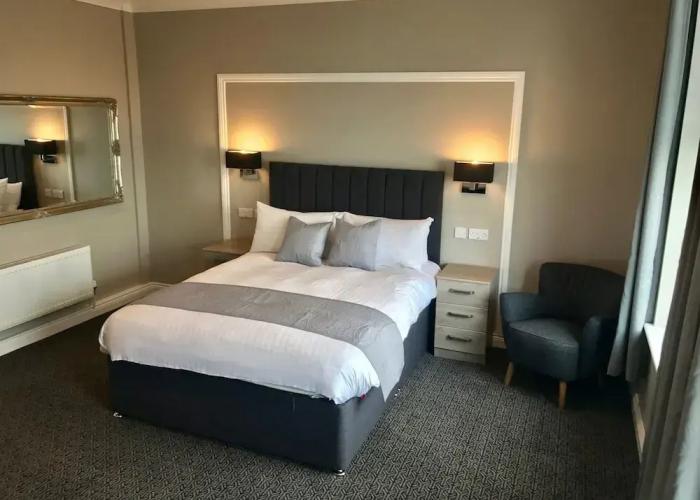 The Raven Hotel - Inn
