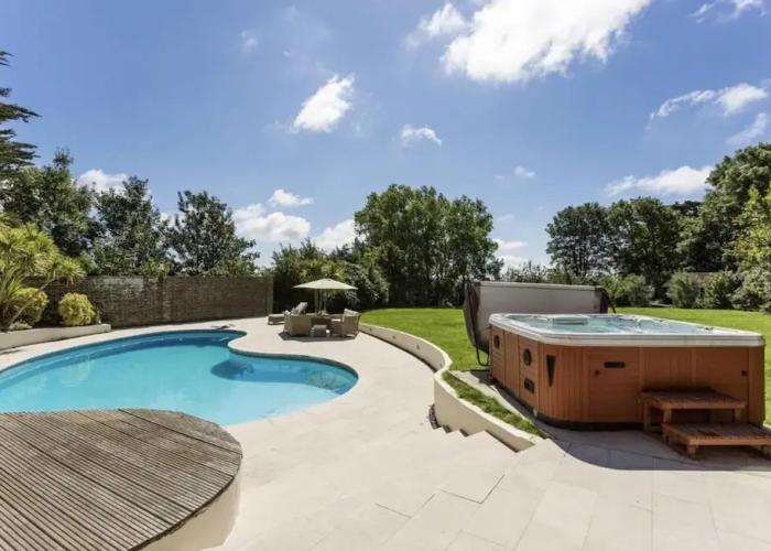 Villas_and_Bungalows Sleeps10/18-parking-garden-pool-hottub-balcony