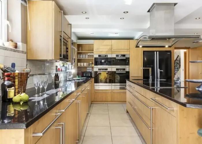 Villas_and_Bungalows Sleeps10/18-parking-garden-pool-hottub-balcony