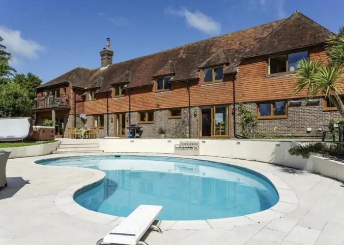 Villas_and_Bungalows Sleeps10/18-parking-garden-pool-hottub-balcony