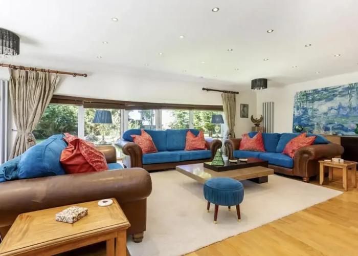Villas_and_Bungalows Sleeps10/18-parking-garden-pool-hottub-balcony