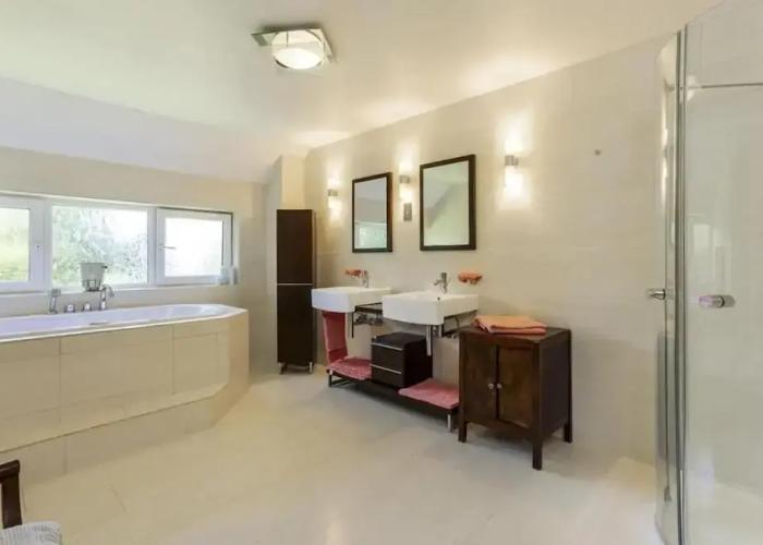Villas_and_Bungalows Sleeps10/18-parking-garden-pool-hottub-balcony