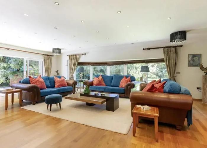 Villas_and_Bungalows Sleeps10/18-parking-garden-pool-hottub-balcony